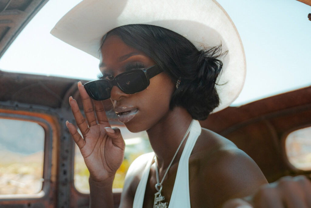 22 Habits of Confident Women 3 confident women 1200px800px